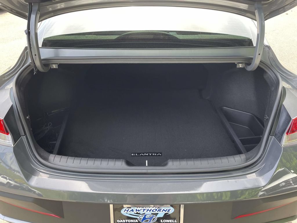 Certified 2025 Hyundai Elantra SE FWD image 8