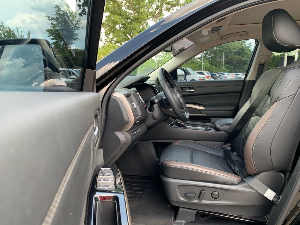 Used 2025 Nissan Pathfinder Platinum AWD/4WD image 25