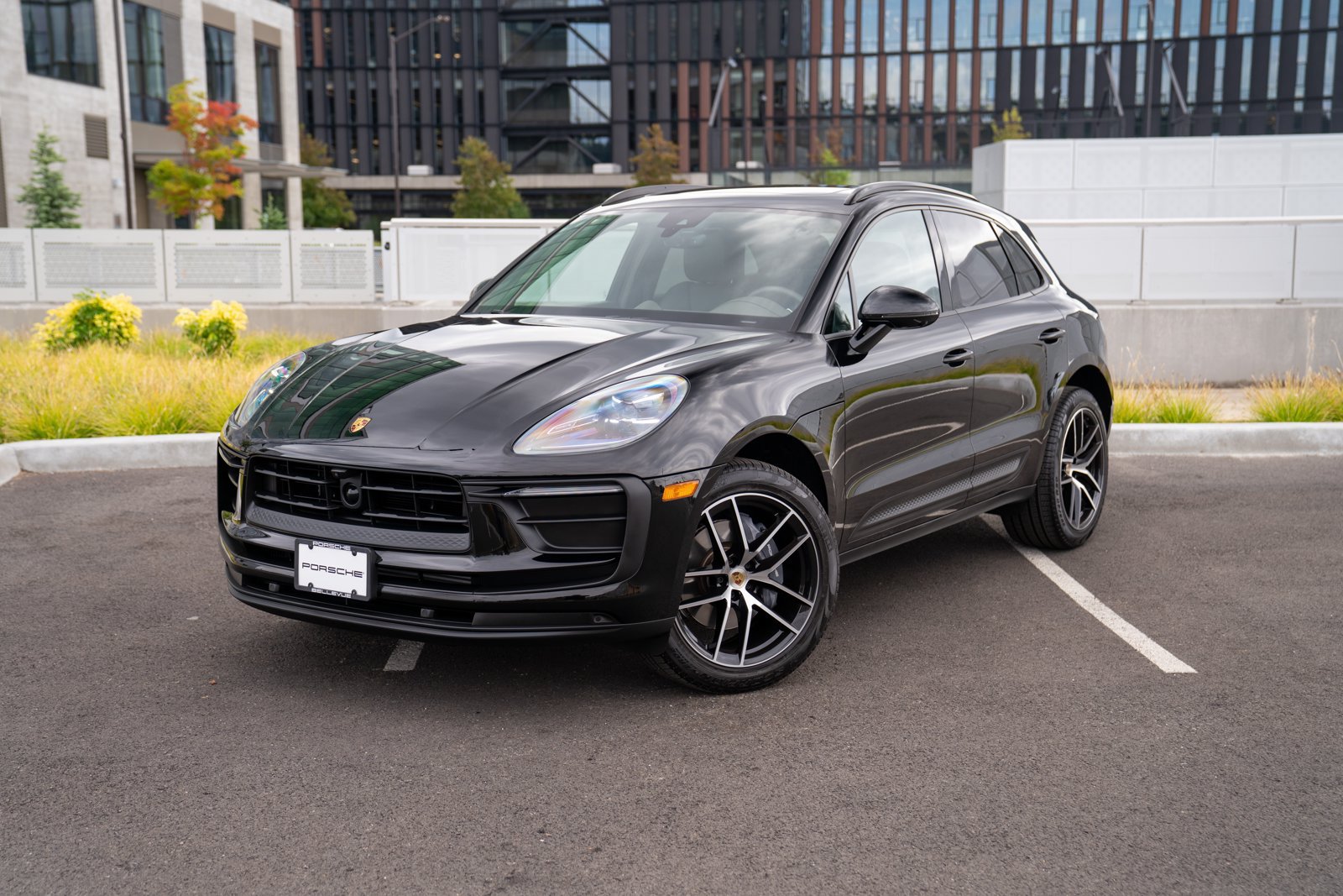Certified 2026 Porsche Macan AWD/4WD image 1