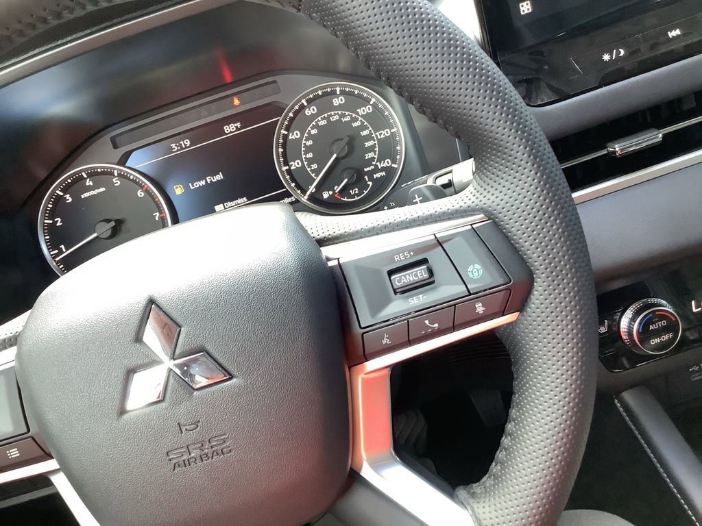 New 2025 Mitsubishi Outlander SE image 19