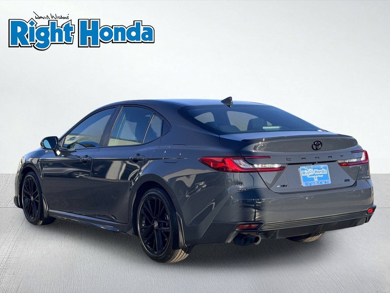 Used 2025 Toyota Camry SE w/ Convenience Package FWD image 4