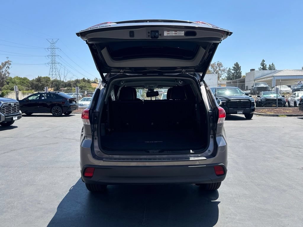 Certified 2019 Toyota Highlander Plus w/ Carpet Mat Package (TMS) AWD/4WD image 16