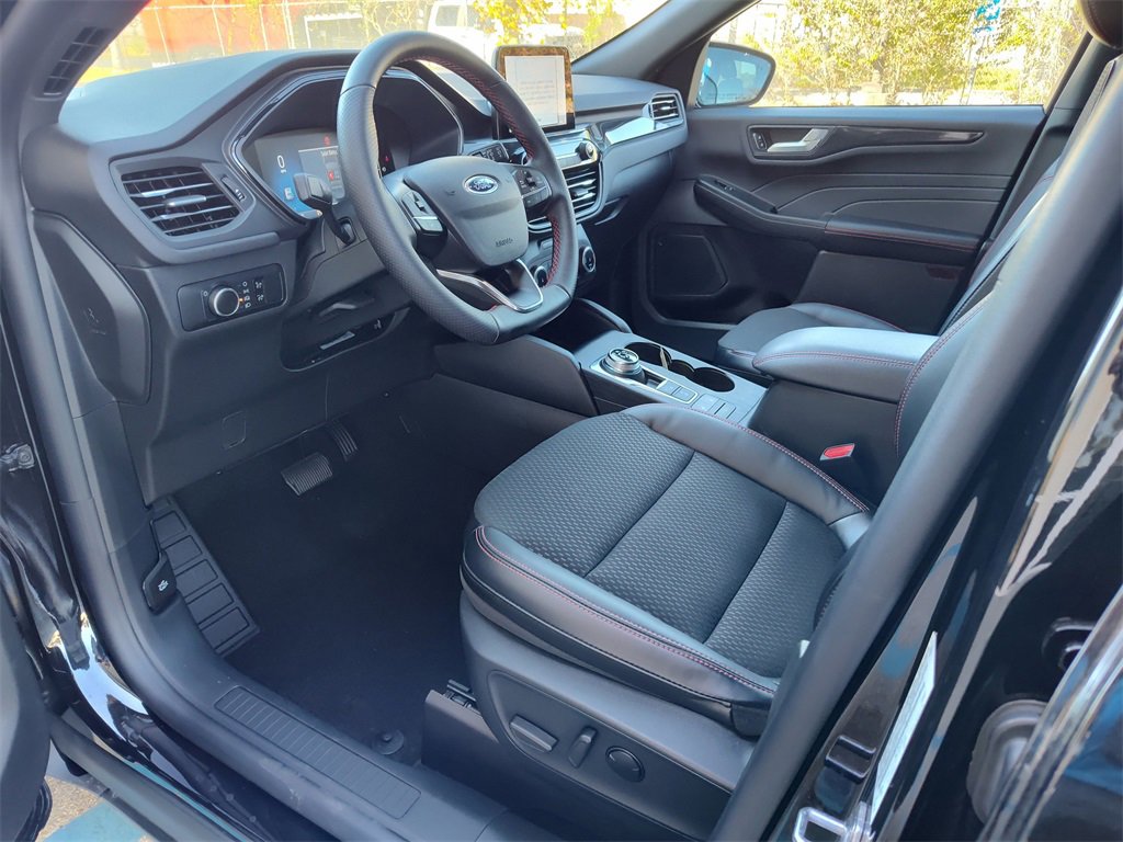 Used 2025 Ford Escape ST-Line image 2
