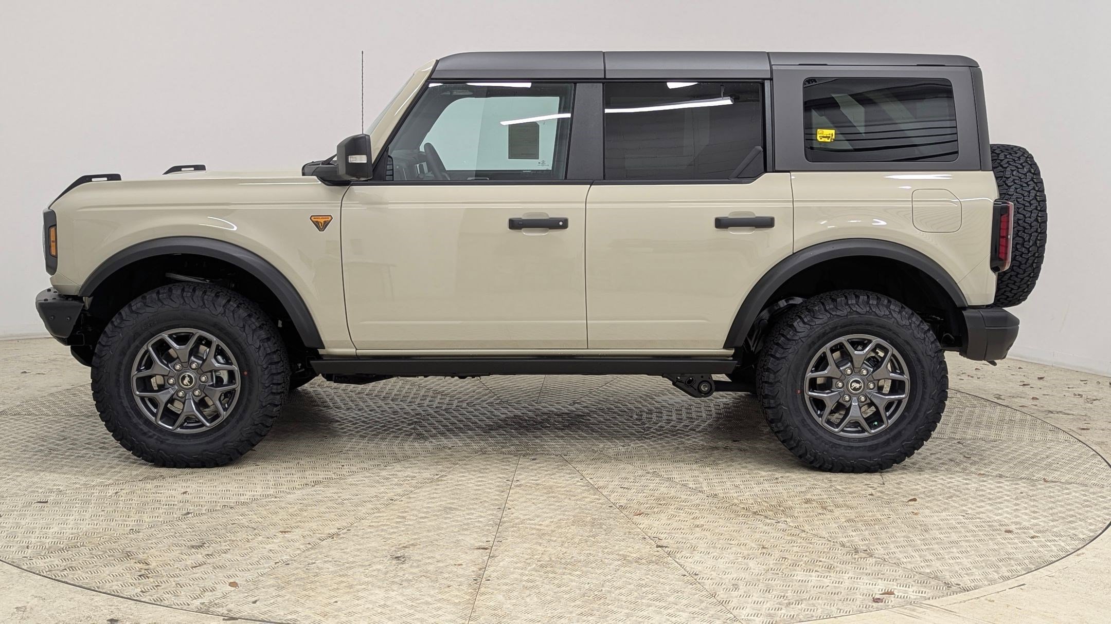 New 2025 Ford Bronco Badlands image 2