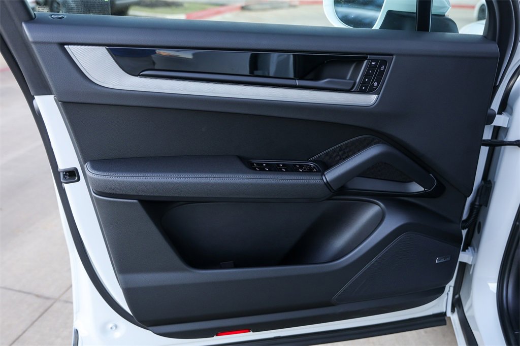 Used 2025 Porsche Cayenne image 21