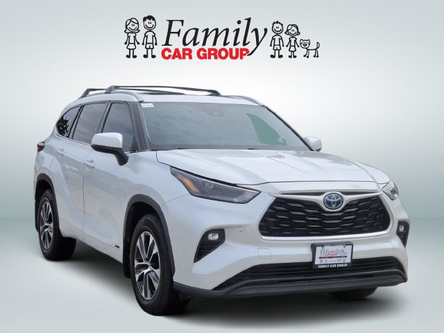 Used 2022 Toyota Highlander XLE AWD/4WD image 2