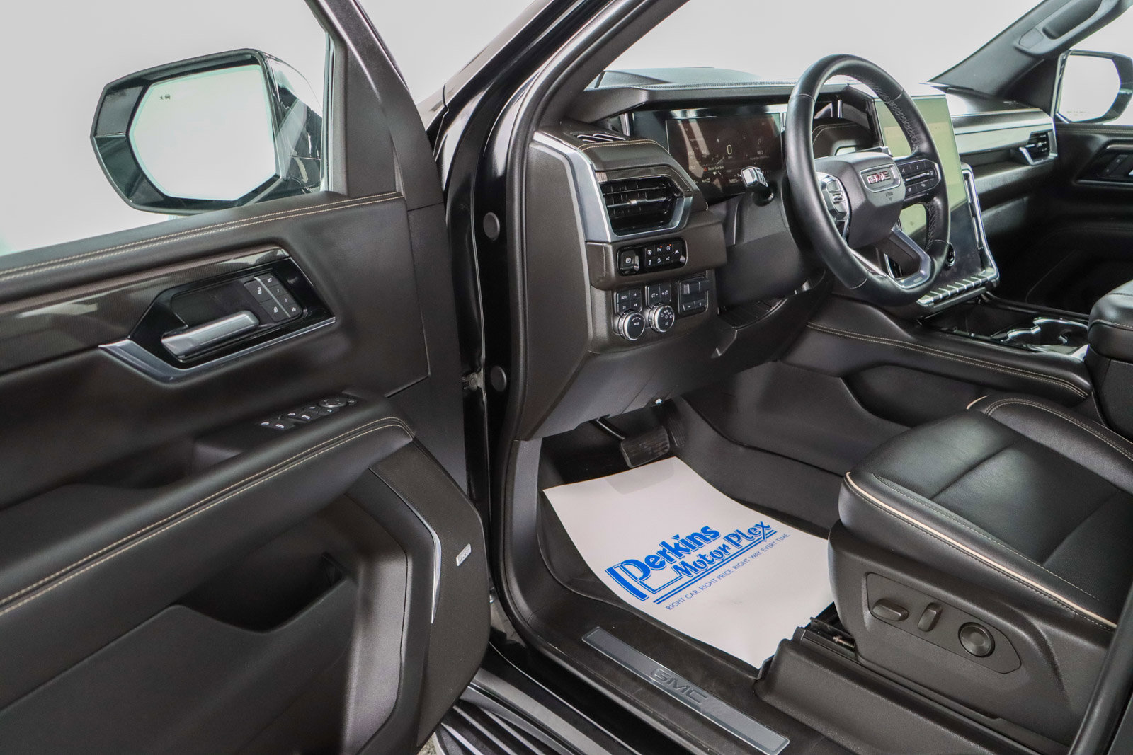 Used 2025 GMC Yukon XL Elevation w/ Elevation Premium Package image 3