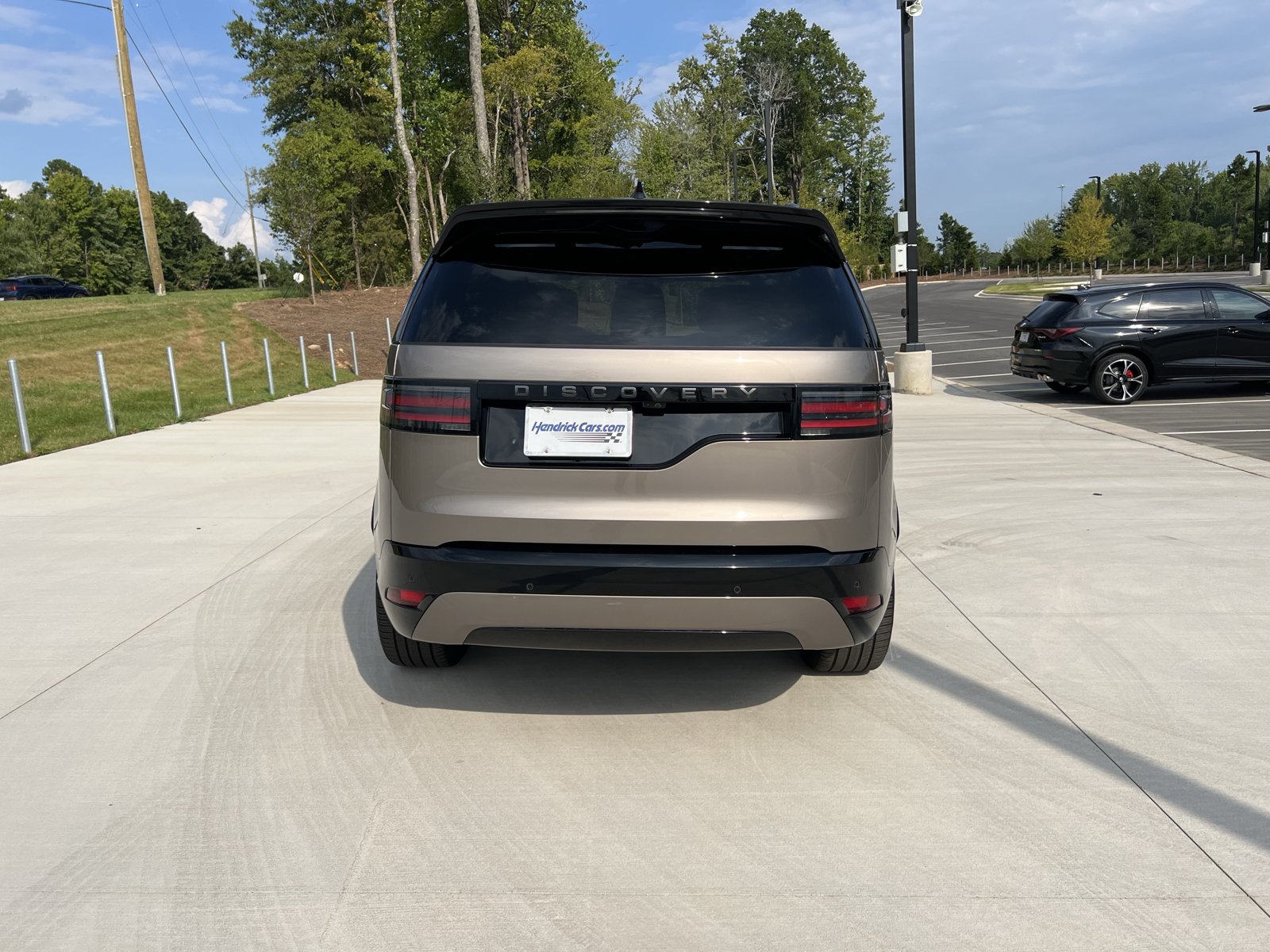Used 2025 Land Rover Discovery Dynamic SE AWD/4WD image 7