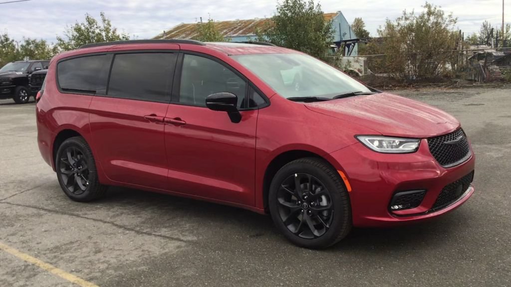 New 2026 Chrysler Pacifica Limited w/ S Appearance Package AWD/4WD image 2