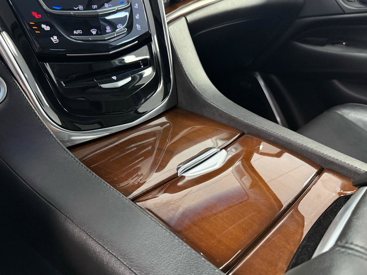 Used 2018 Cadillac Escalade Luxury AWD/4WD image 27