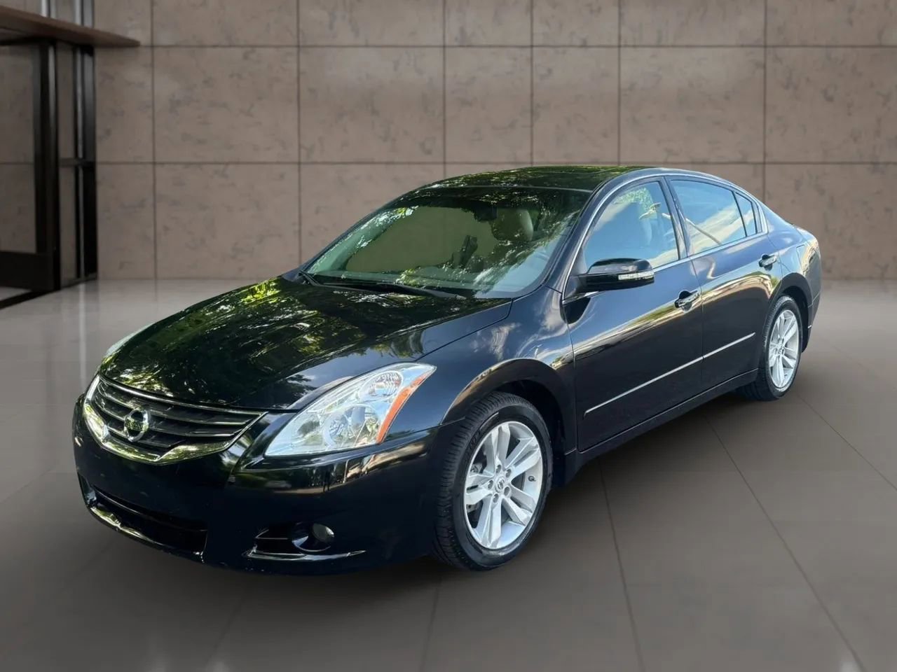 Used 2012 Nissan Altima 3.5 SR w/ Sport Pkg FWD image 2