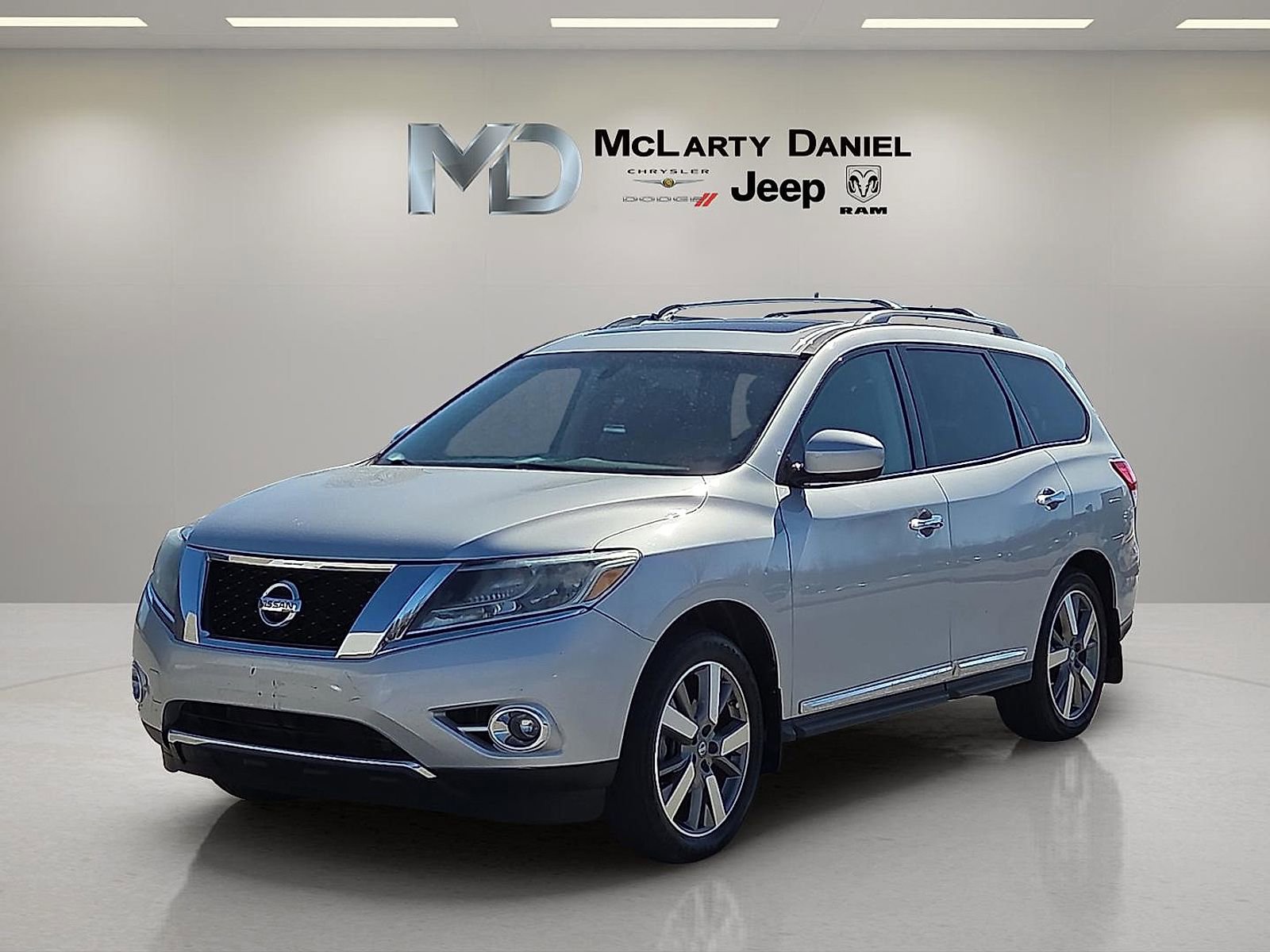Used 2013 Nissan Pathfinder Platinum w/ Platinum Premium Pkg image 2