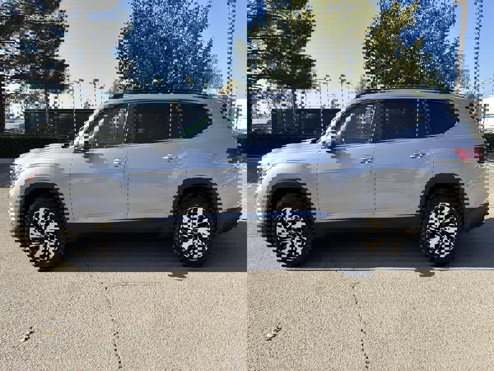 Used 2025 Volkswagen Atlas SE image 5