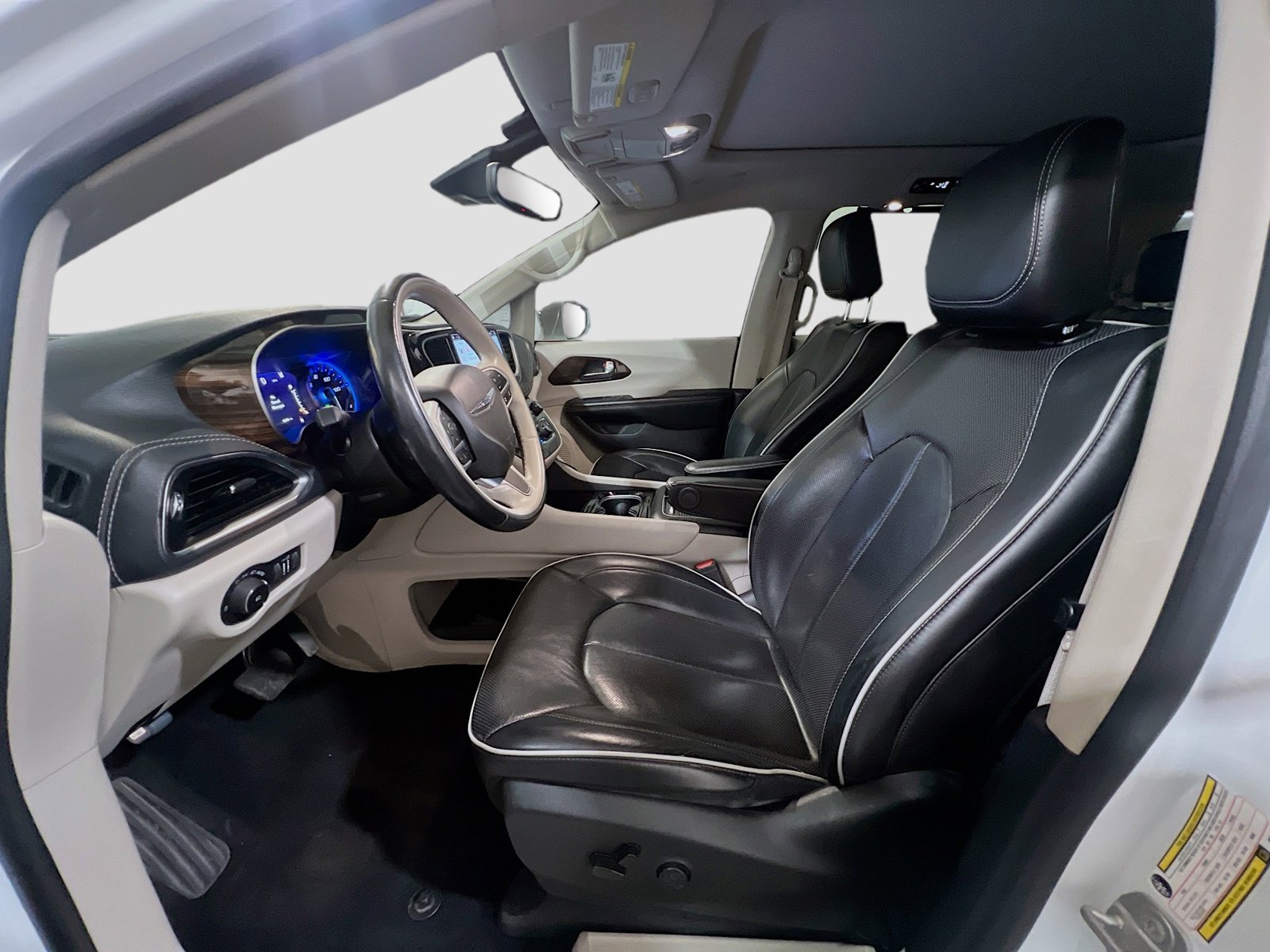 Used 2021 Chrysler Pacifica Limited AWD/4WD image 15