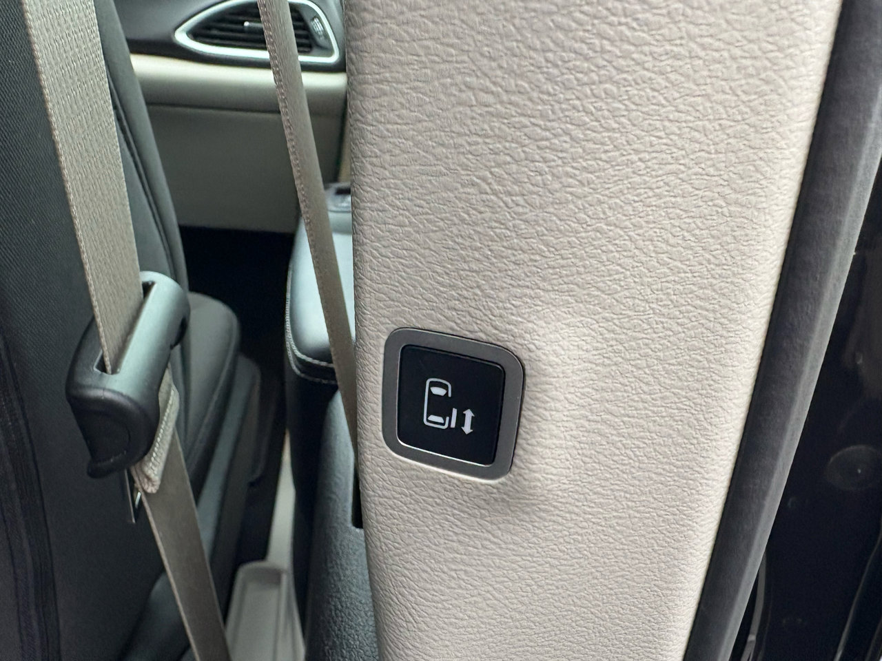 Used 2022 Chrysler Voyager LX image 27