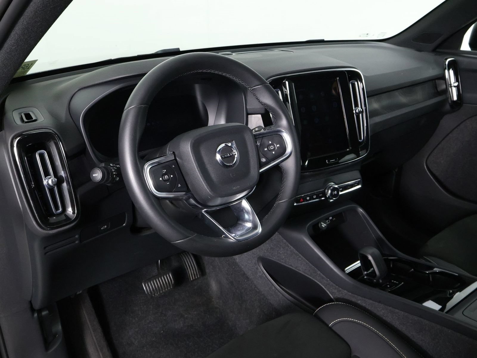 Used 2023 Volvo XC40 Recharge Plus w/ Protection Package Premier AWD/4WD image 14