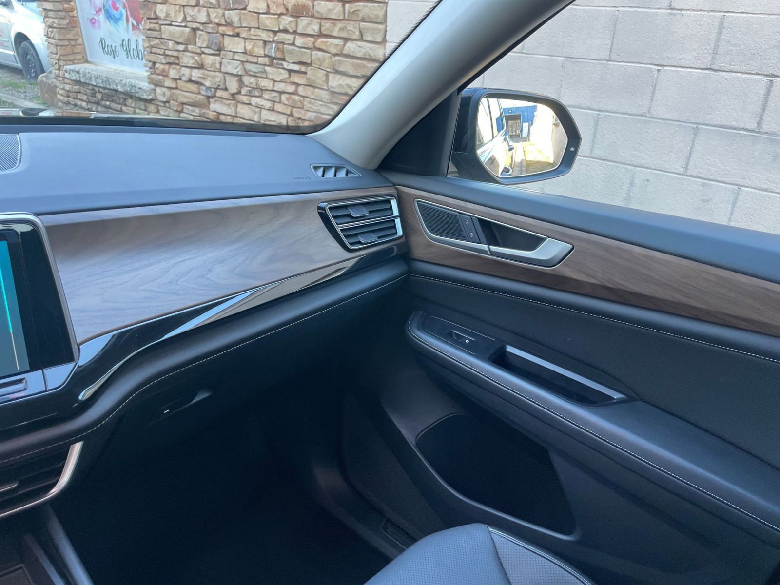 Used 2025 Volkswagen Atlas SE image 35