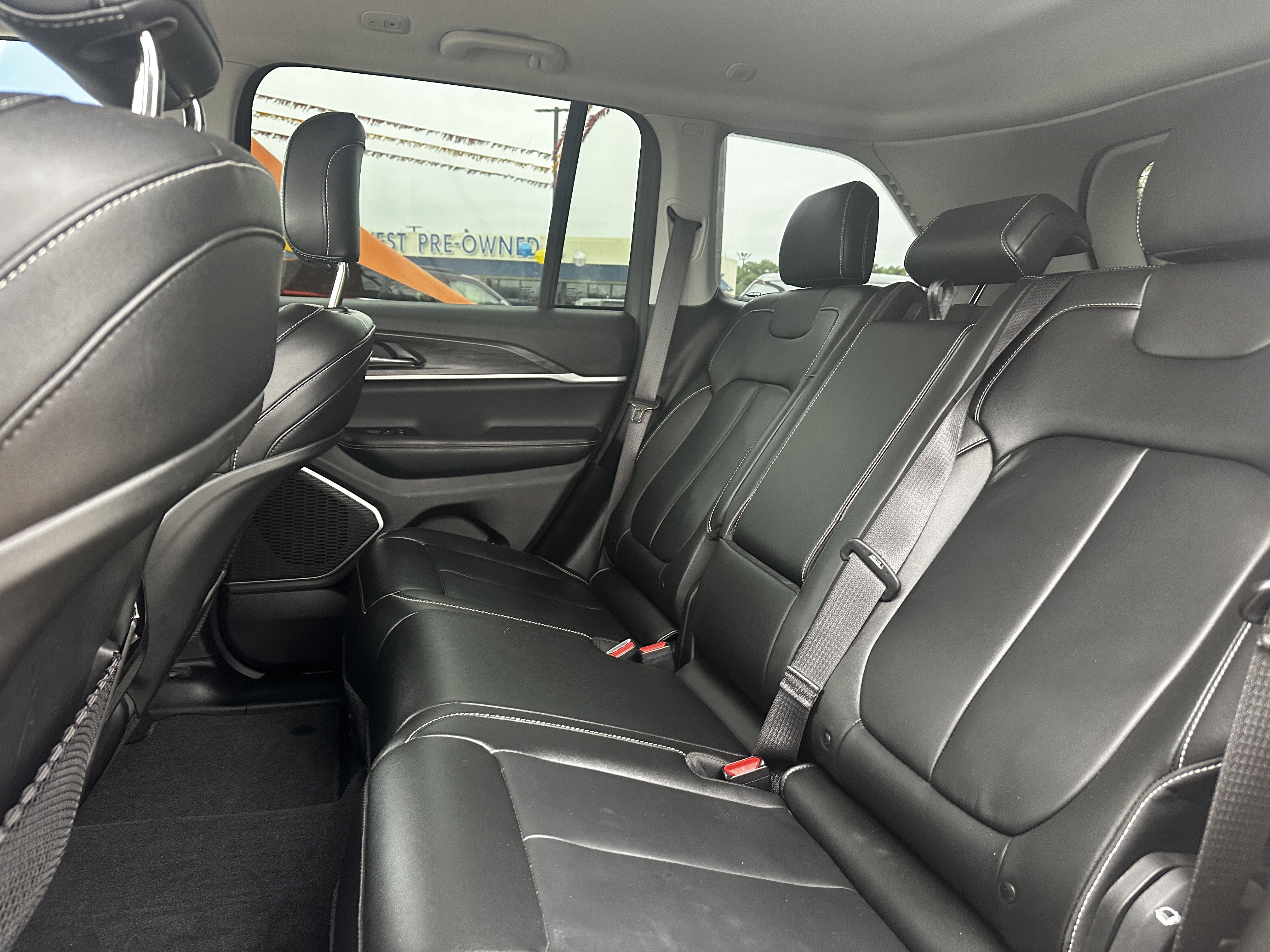 Used 2023 Jeep Grand Cherokee Limited w/ Black Appearance Package AWD/4WD image 15