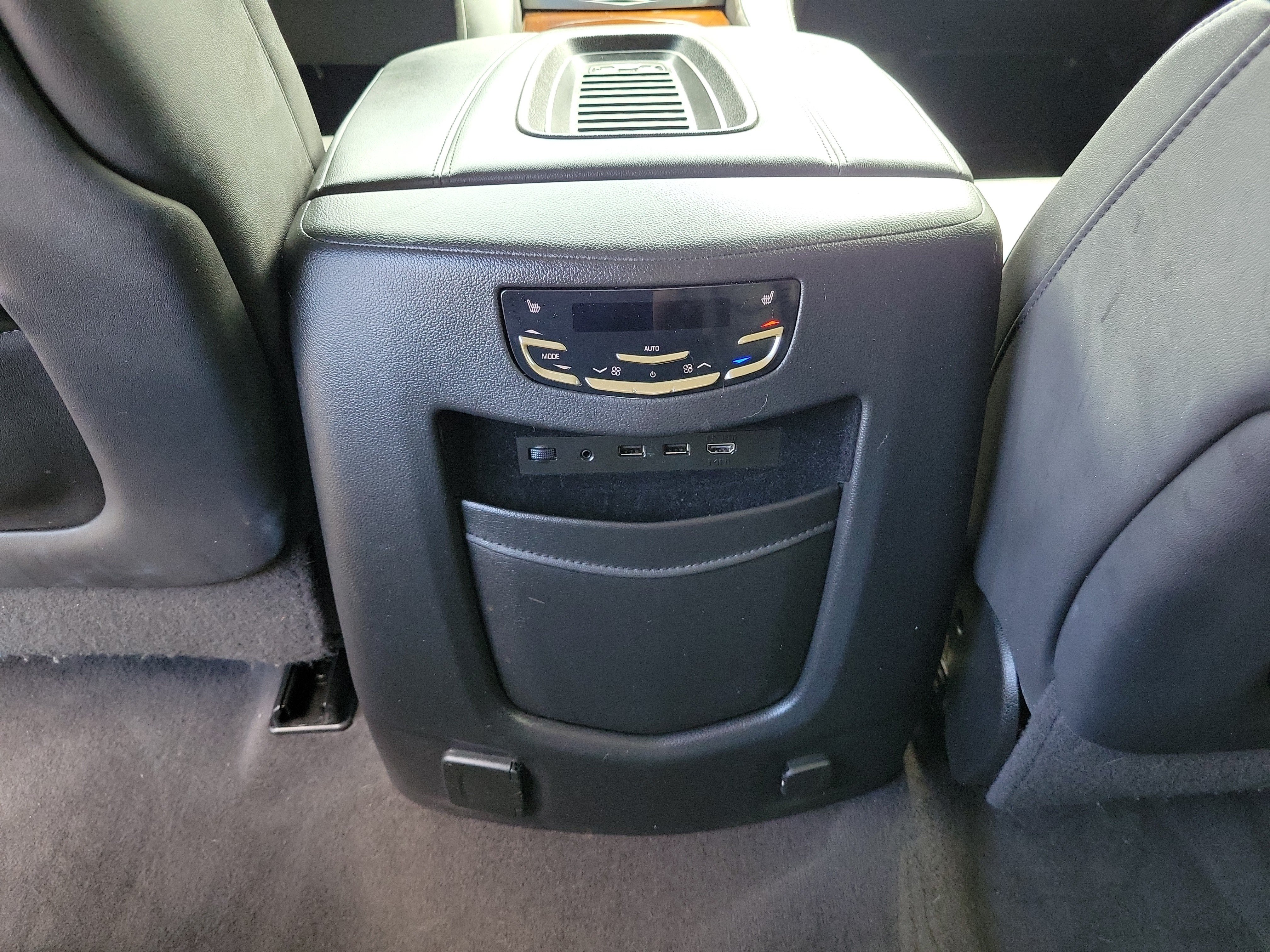 Used 2020 Cadillac Escalade Luxury AWD/4WD image 13