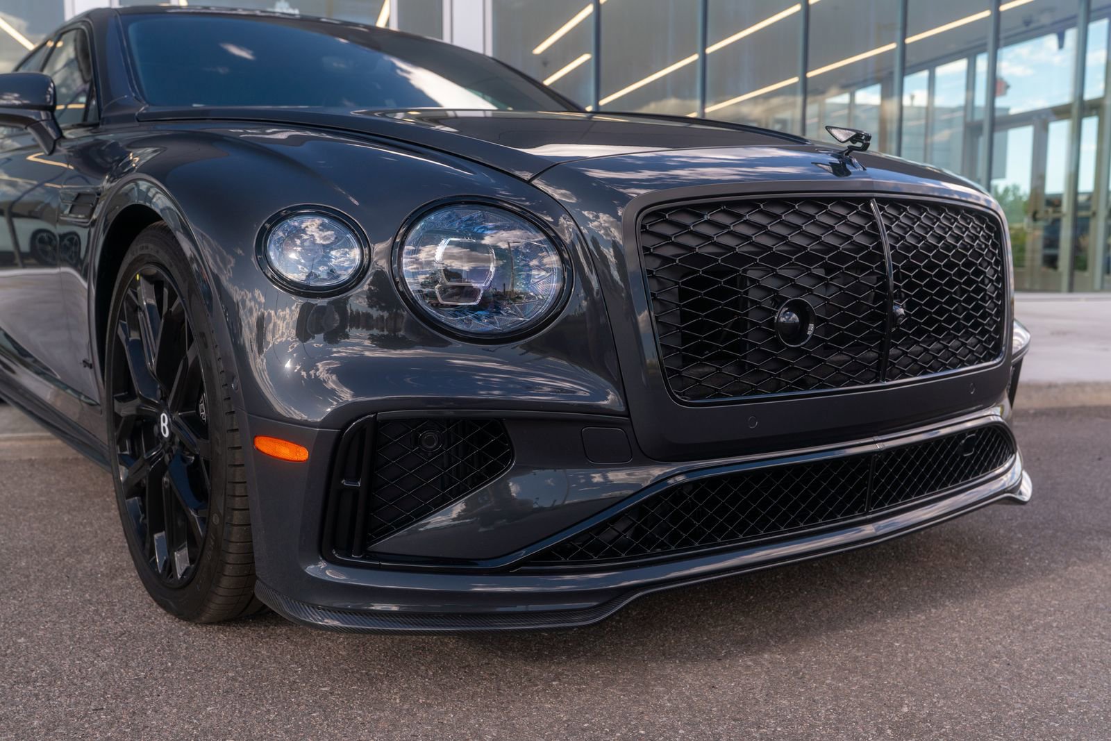 New 2025 Bentley Flying Spur Plug-In Hybrid image 2