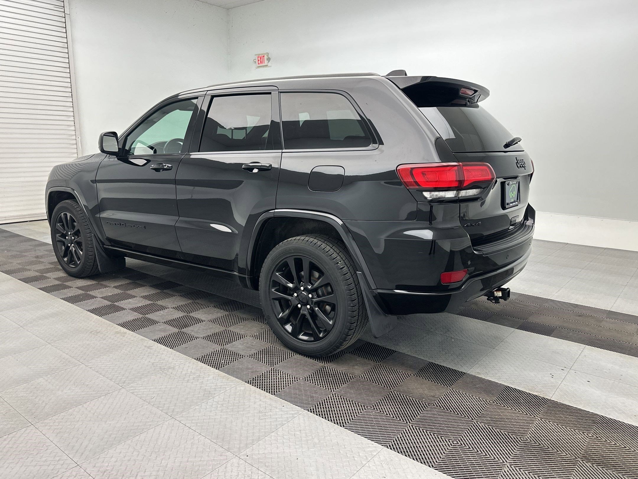 Used 2018 Jeep Grand Cherokee Altitude image 3