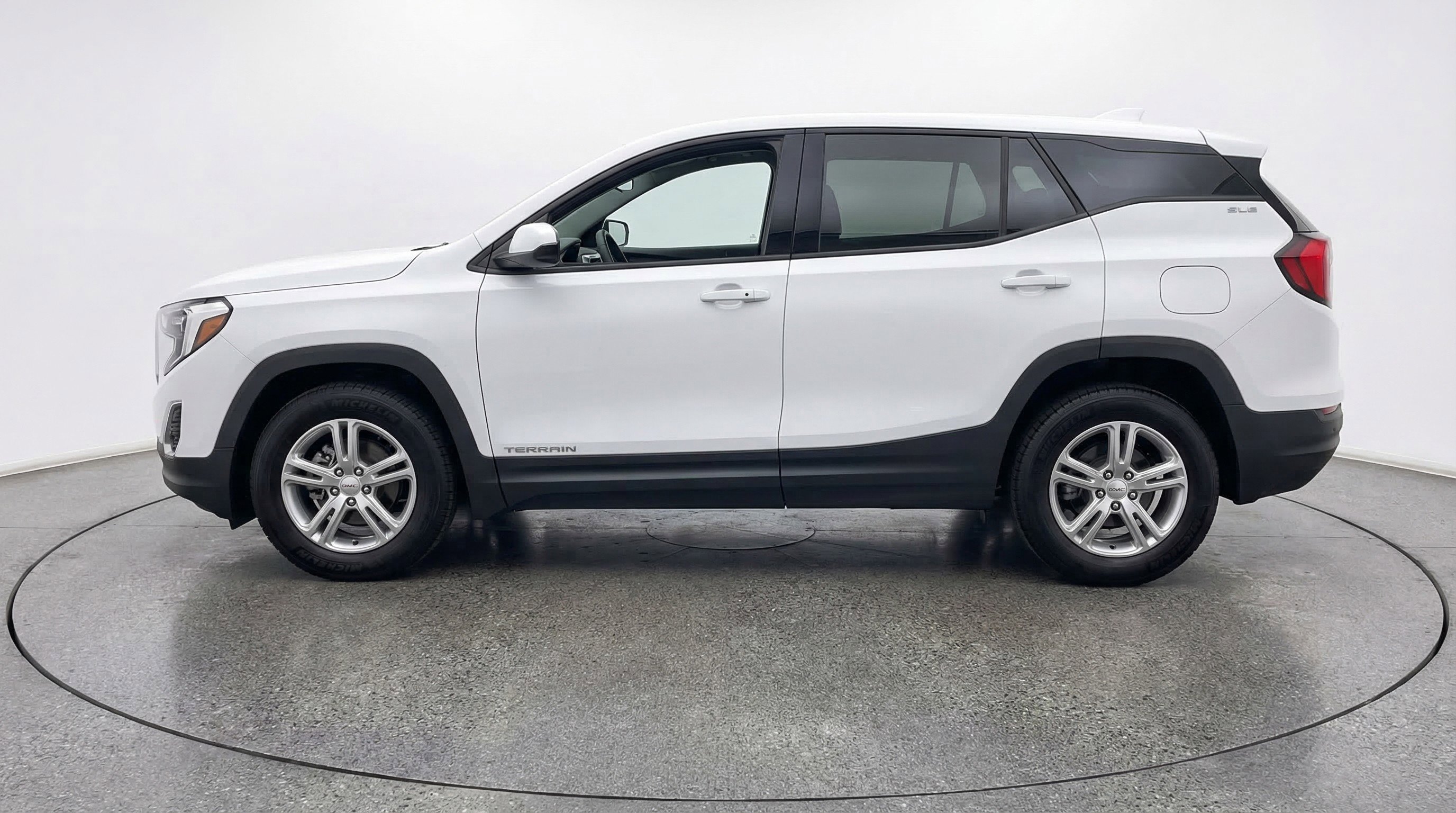 Used 2024 GMC Terrain SLE image 5