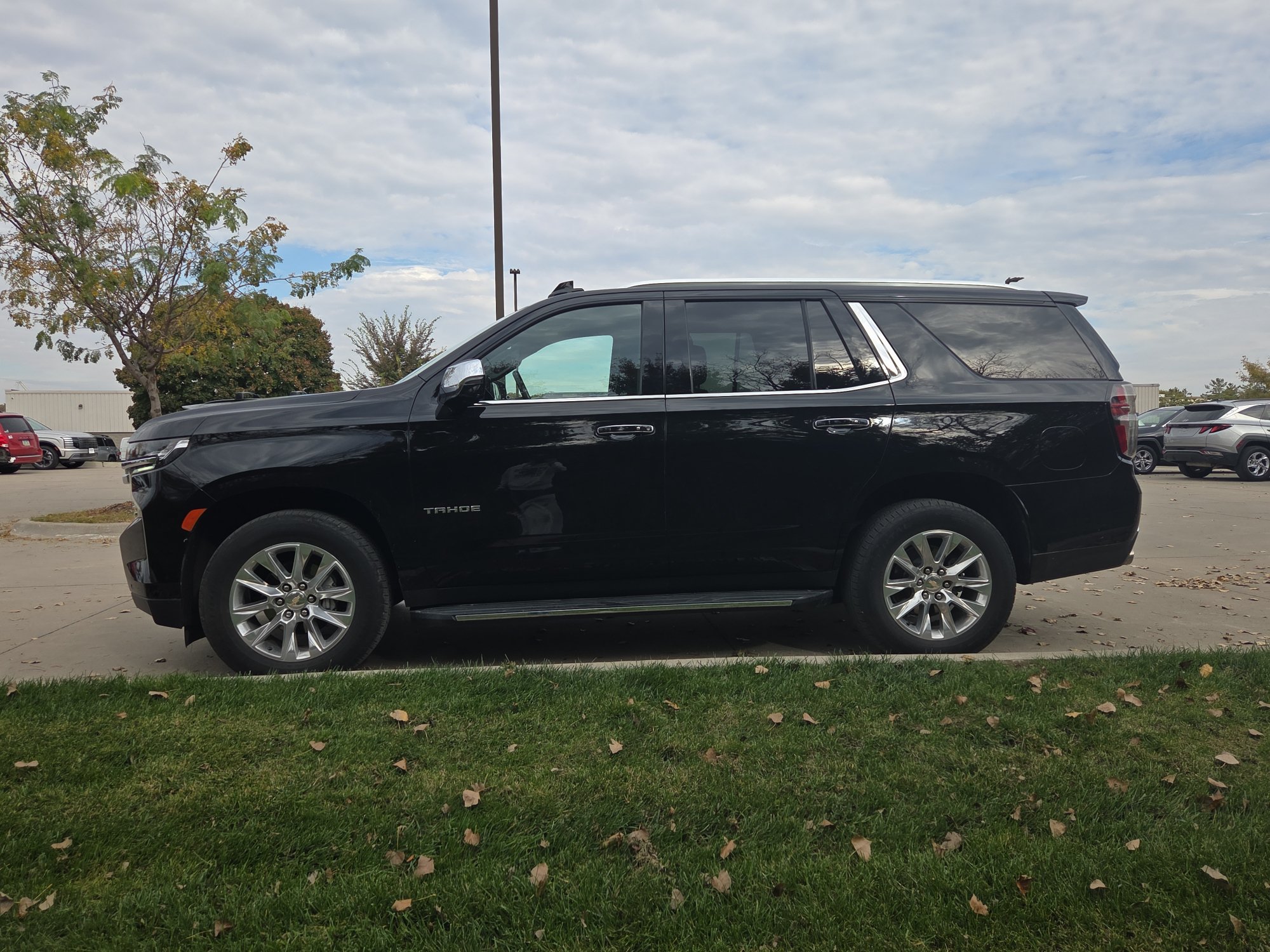 Used 2023 Chevrolet Tahoe Premier AWD/4WD image 2