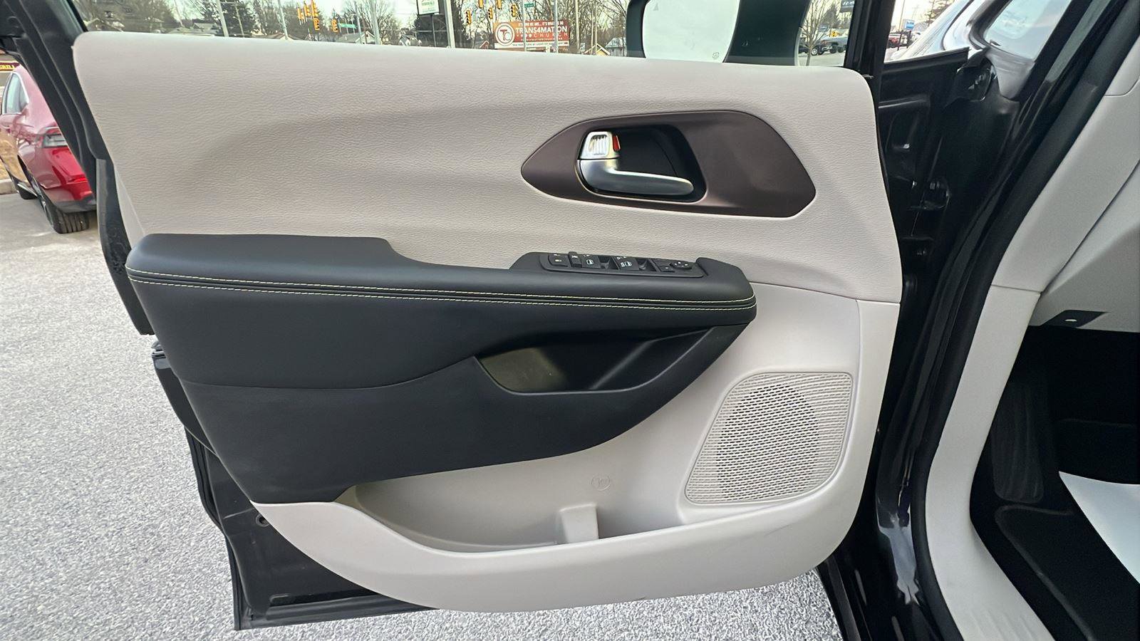 Used 2022 Chrysler Voyager LX image 19