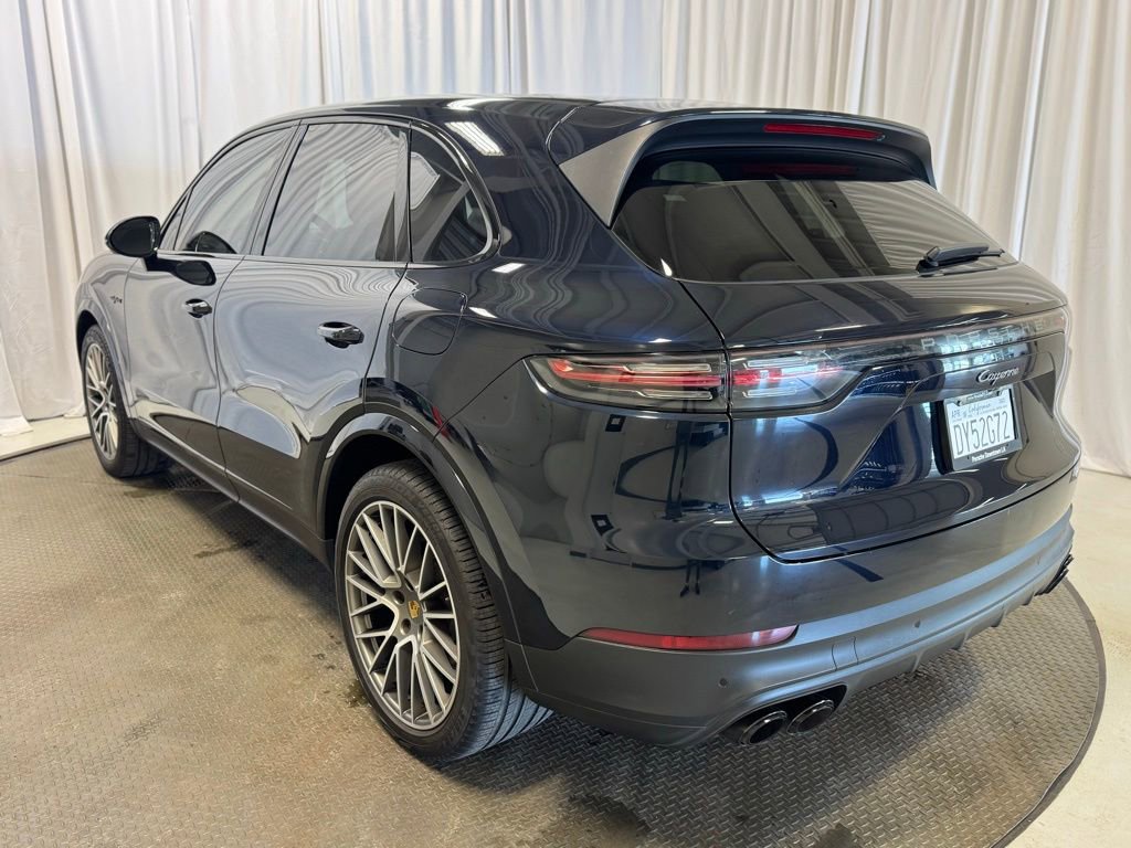 Certified 2023 Porsche Cayenne Platinum Edition image 3