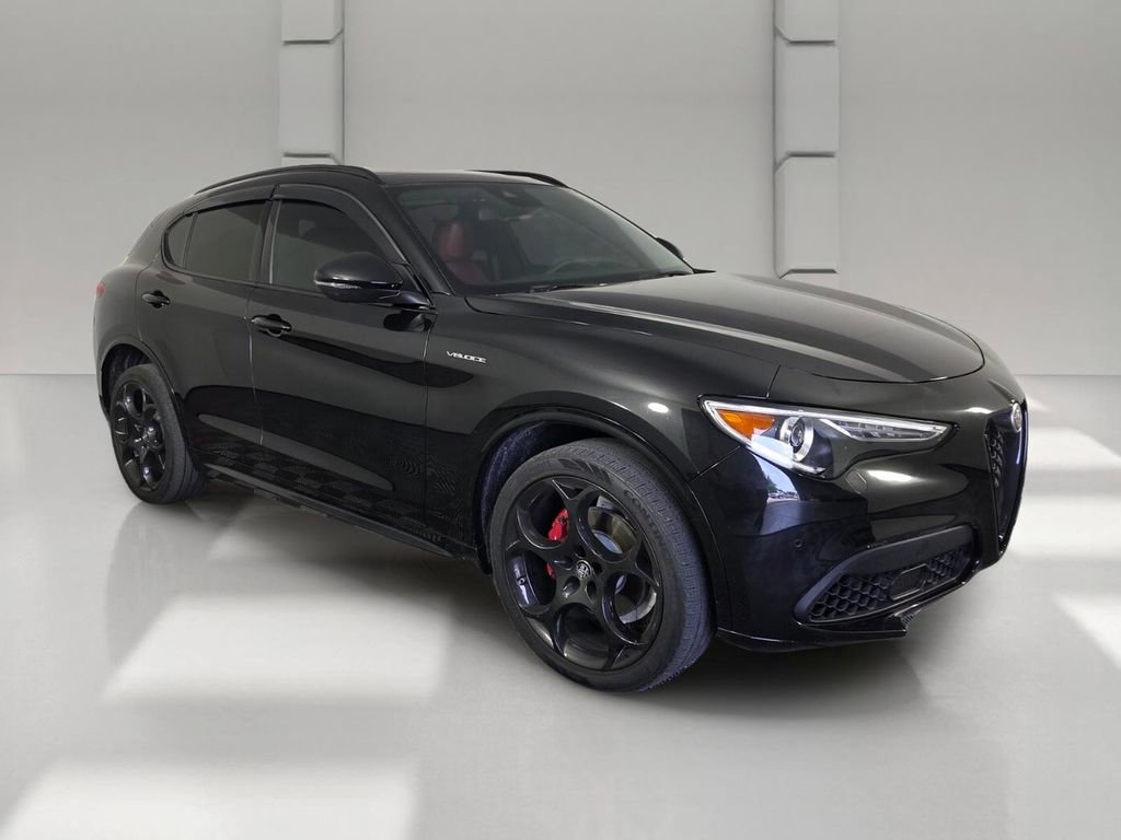 Used 2022 Alfa Romeo Stelvio Veloce AWD/4WD image 2