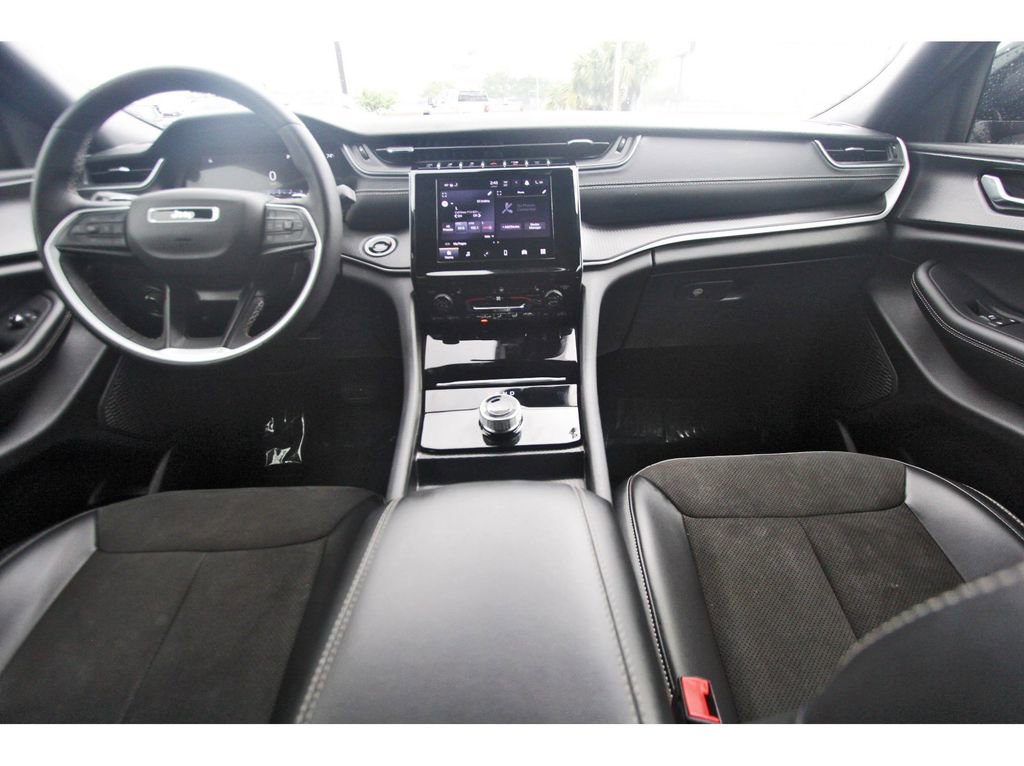 Used 2025 Jeep Grand Cherokee Altitude AWD/4WD image 7