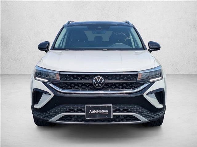 Used 2024 Volkswagen Taos SE w/ Panoramic Sunroof Package FWD image 2