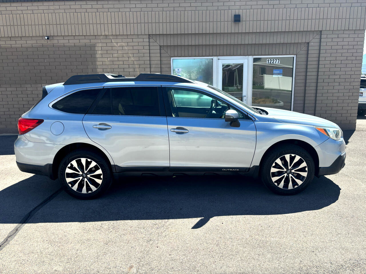 Used 2016 Subaru Outback 2.5i Limited AWD/4WD image 2