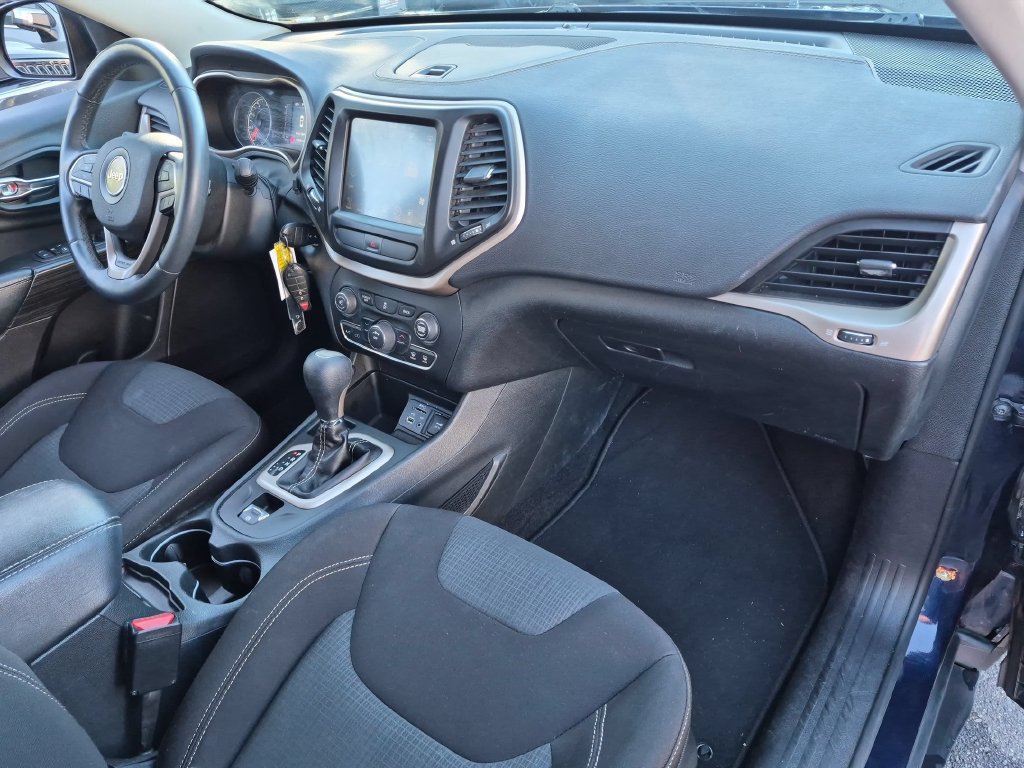 Used 2016 Jeep Cherokee Latitude FWD image 17