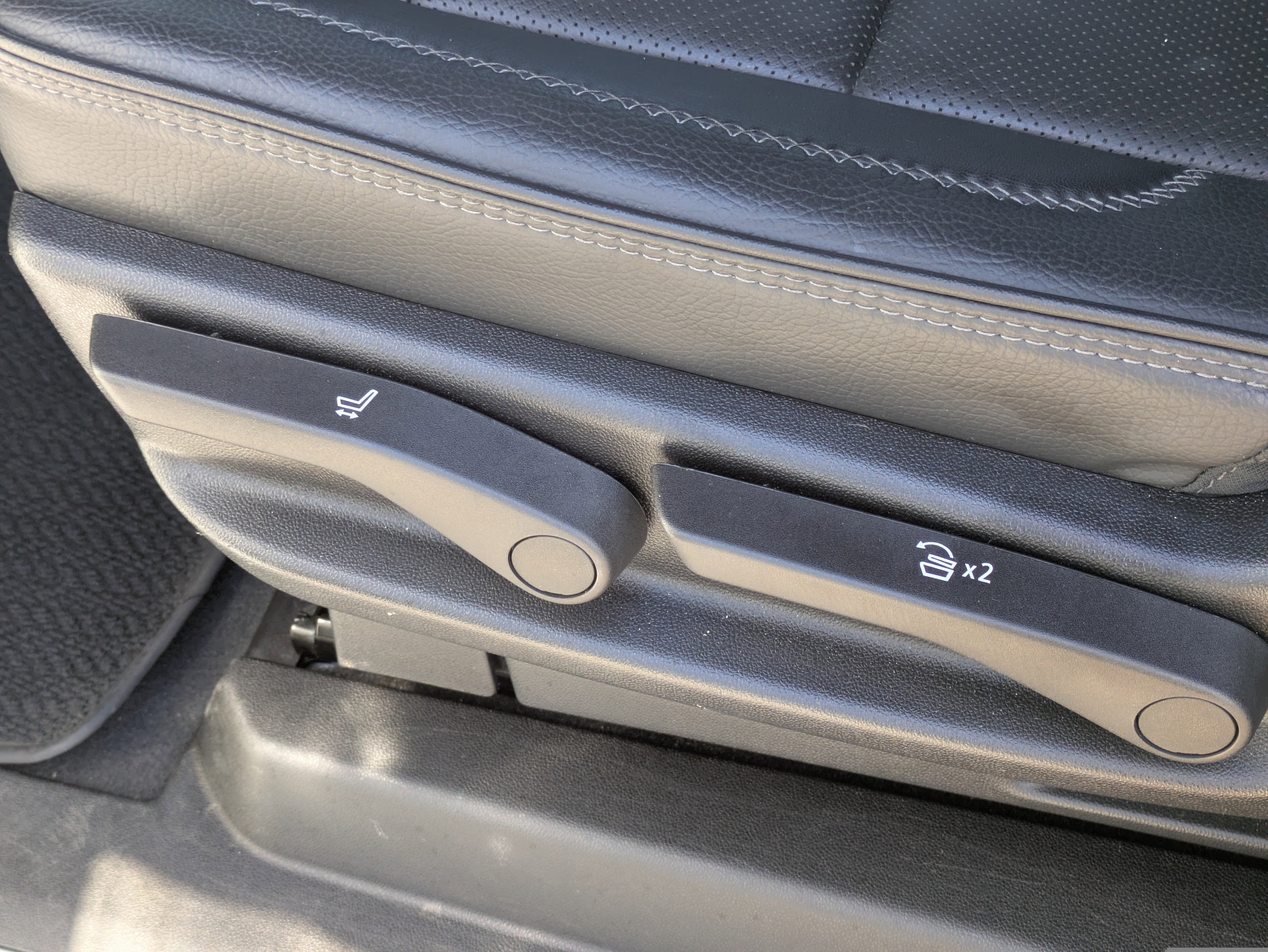 Used 2024 GMC Yukon XL Denali image 16