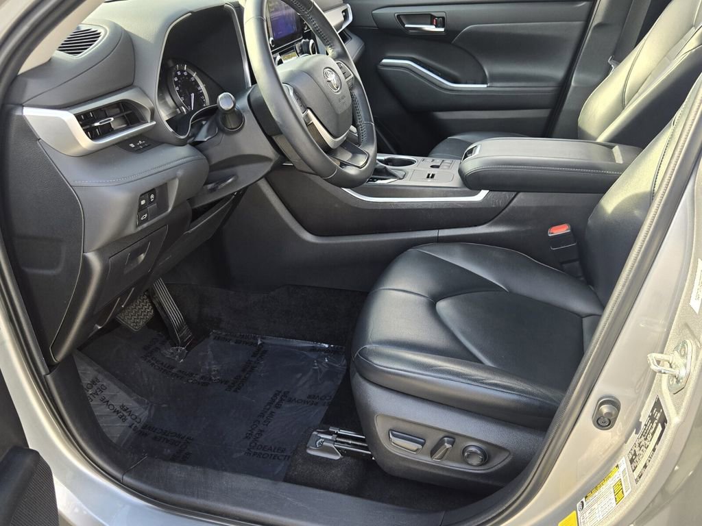 Used 2023 Toyota Highlander XLE FWD image 10