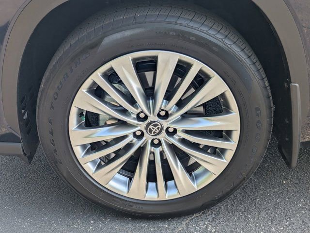Used 2025 Toyota Highlander Platinum image 11