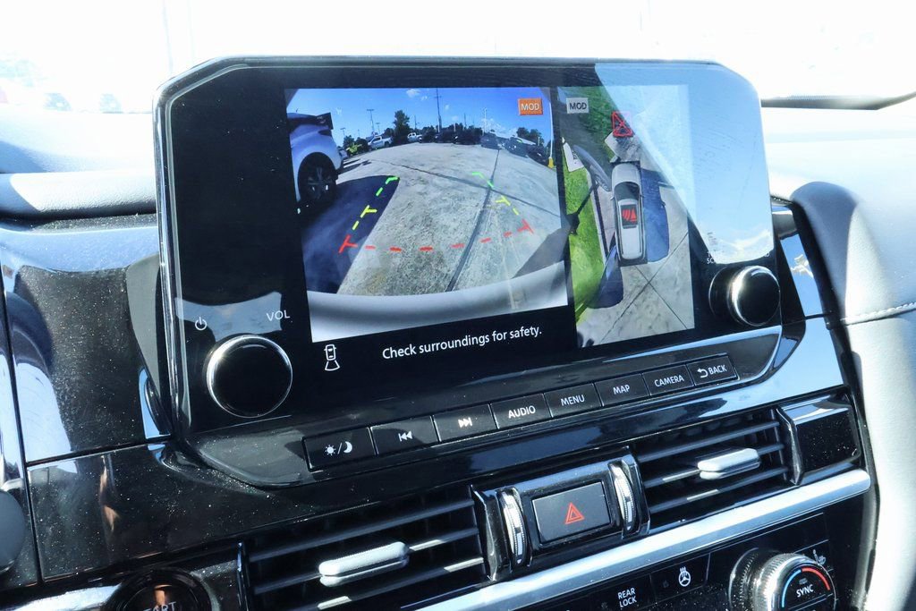 Used 2025 Nissan Pathfinder SL image 4