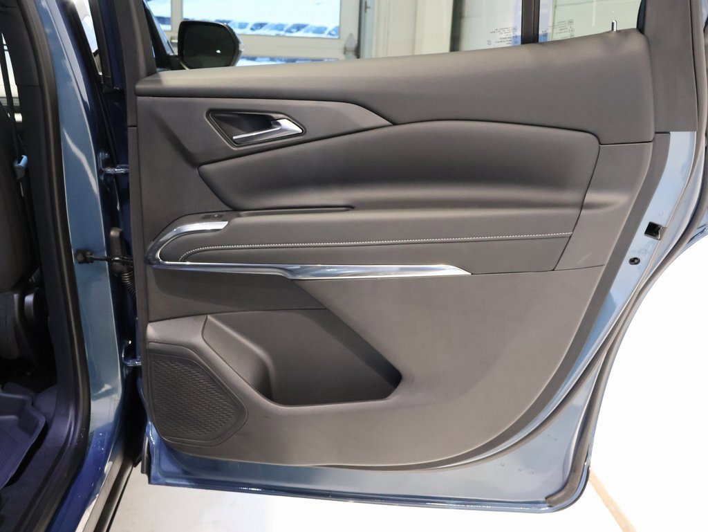 Used 2025 Chevrolet Traverse LT w/ Sun and Wheel Package image 36