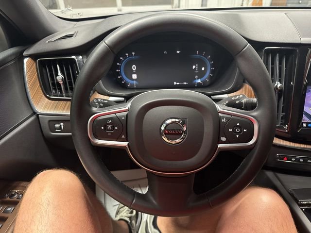 Used 2022 Volvo XC60 B5 Momentum image 12