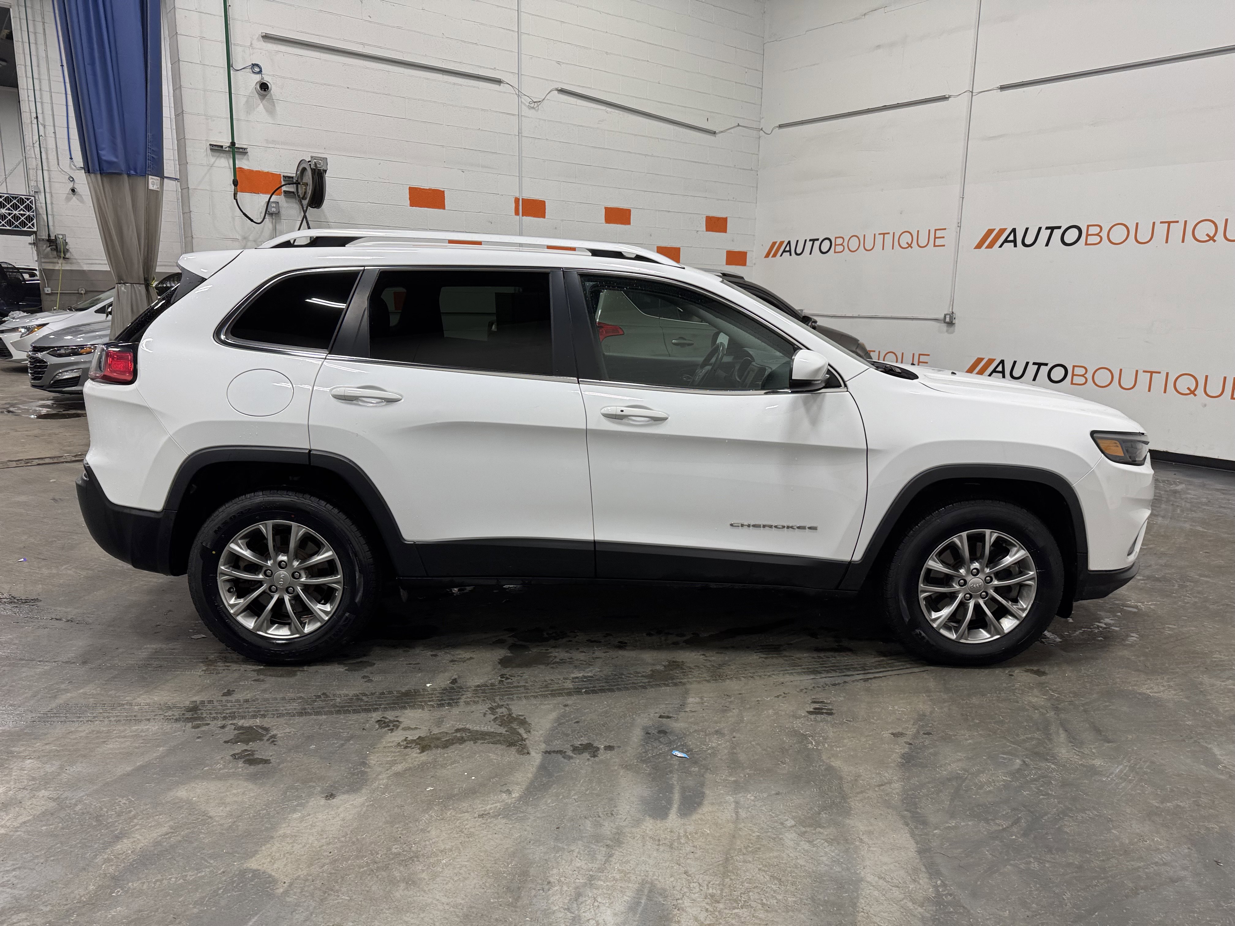 Used 2019 Jeep Cherokee Latitude Plus w/ Cold Weather Group image 17