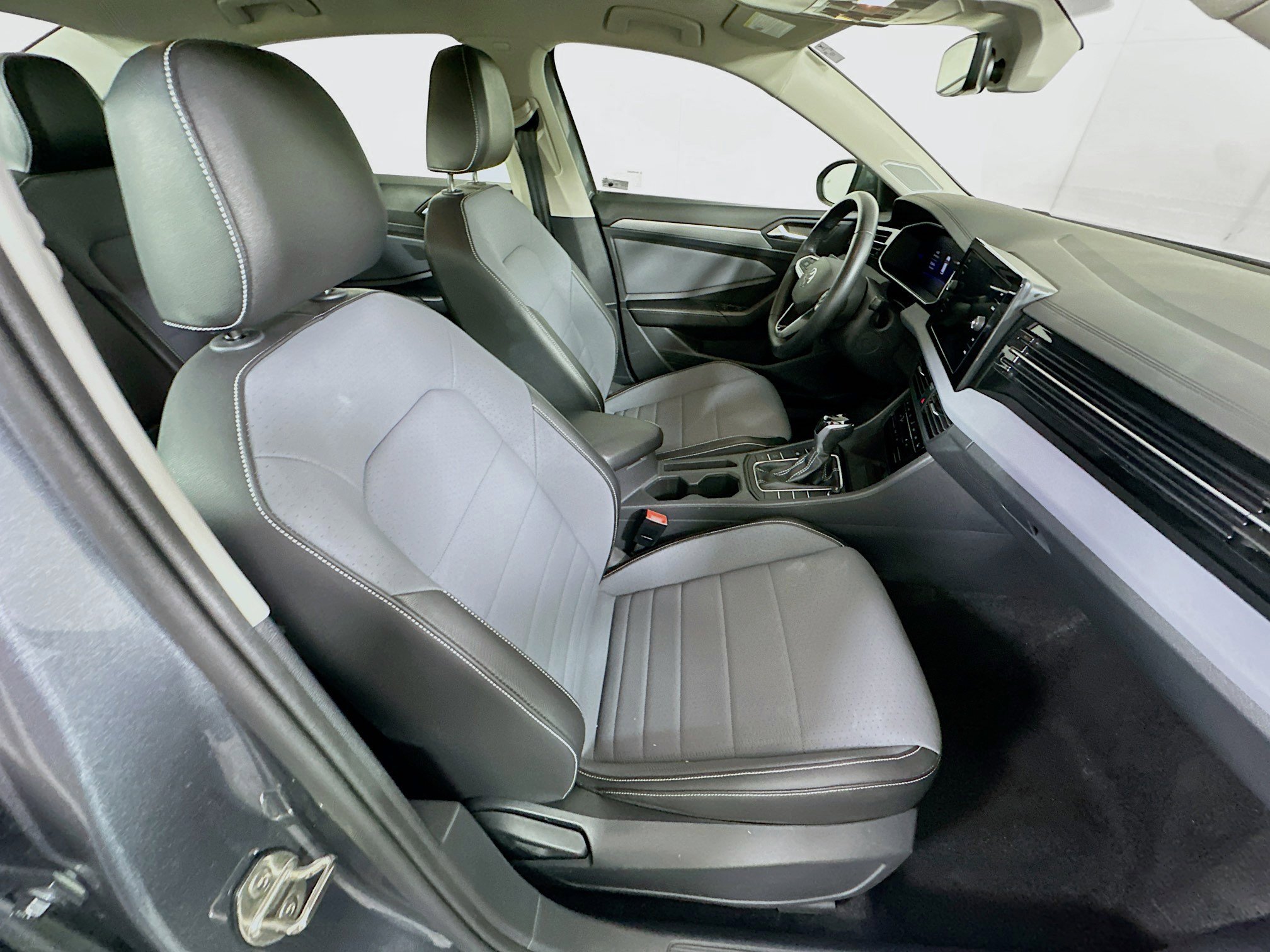 Used 2025 Volkswagen Jetta SE FWD image 30