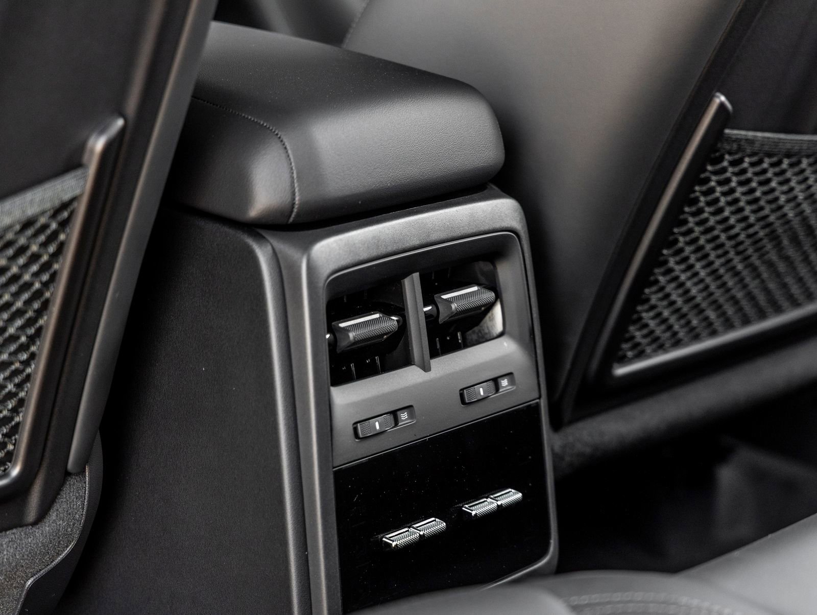 Certified 2025 Porsche Macan Electric image 31