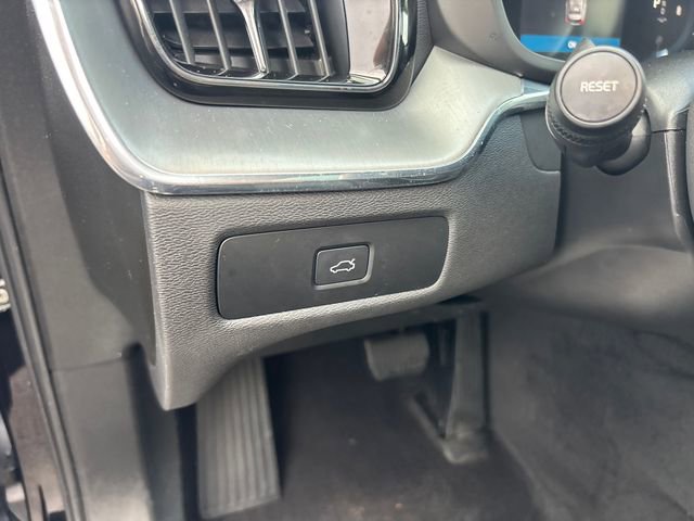 Used 2023 Volvo XC60 B5 Core image 20