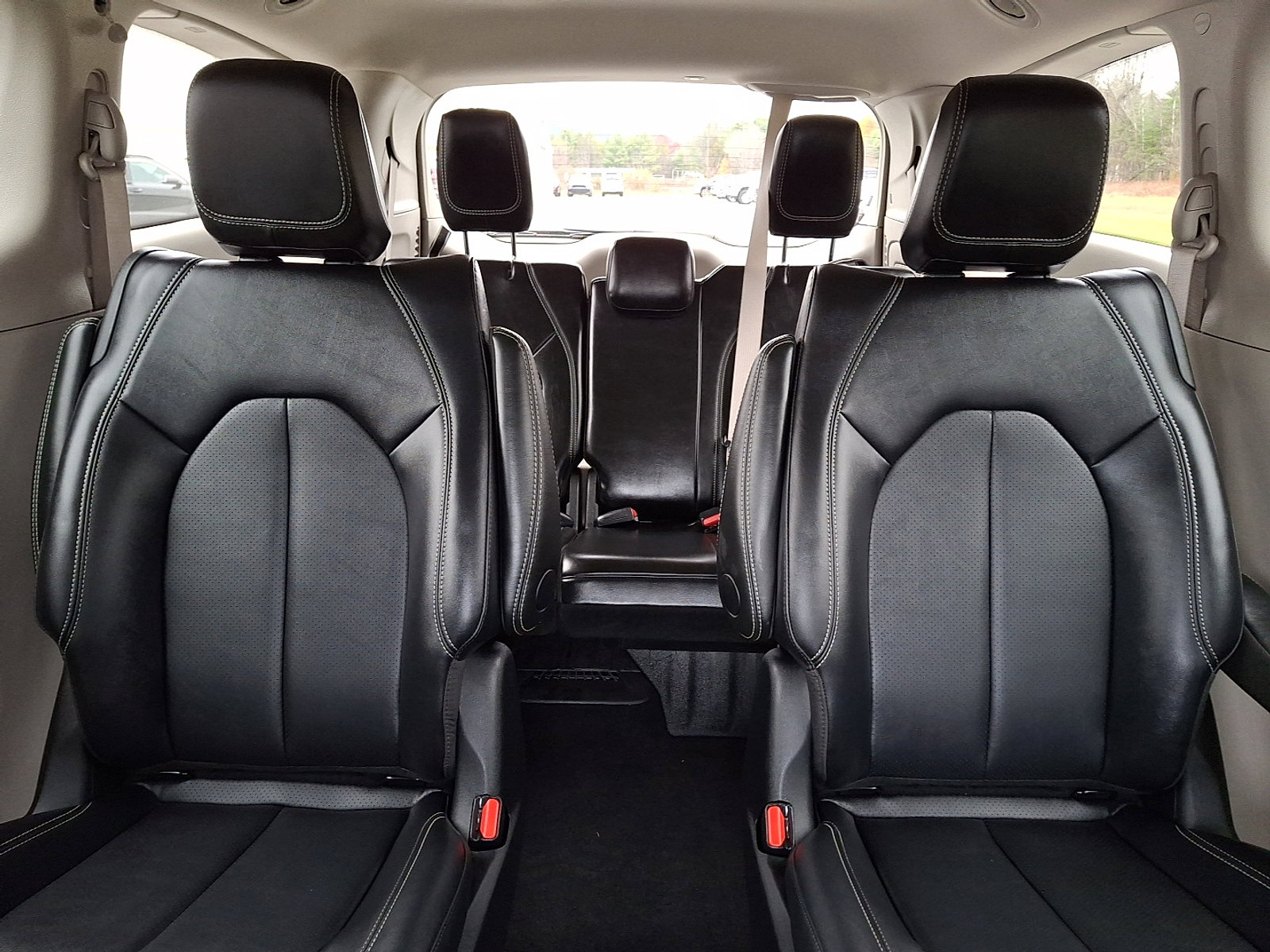 Used 2024 Chrysler Pacifica Select image 19