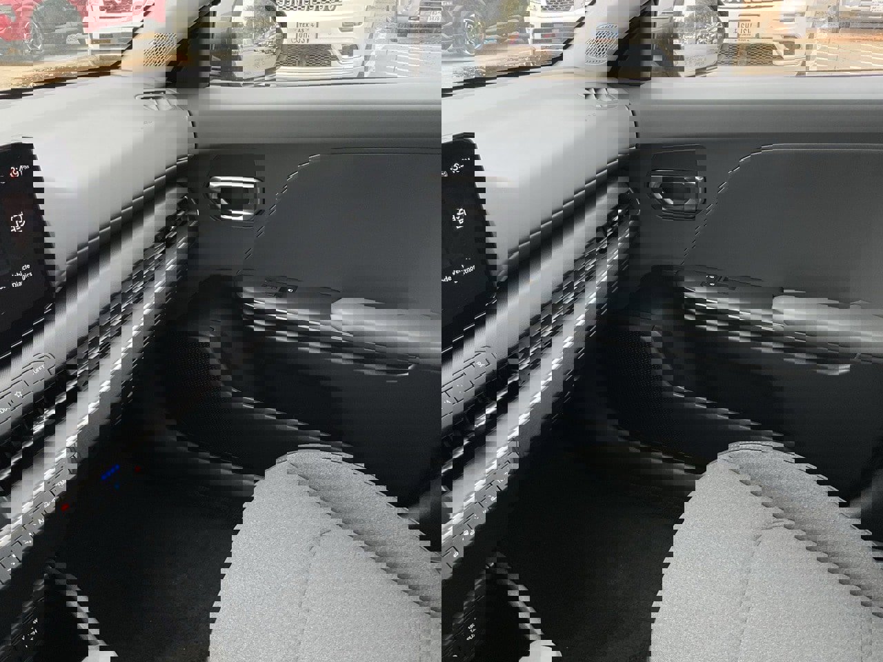 Used 2025 Kia K4 LXS image 36