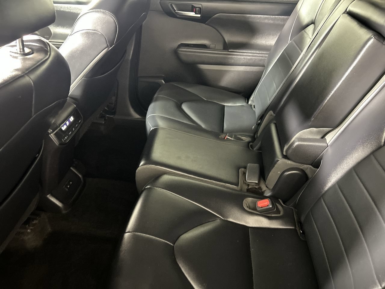 Used 2023 Toyota Highlander XLE FWD image 25