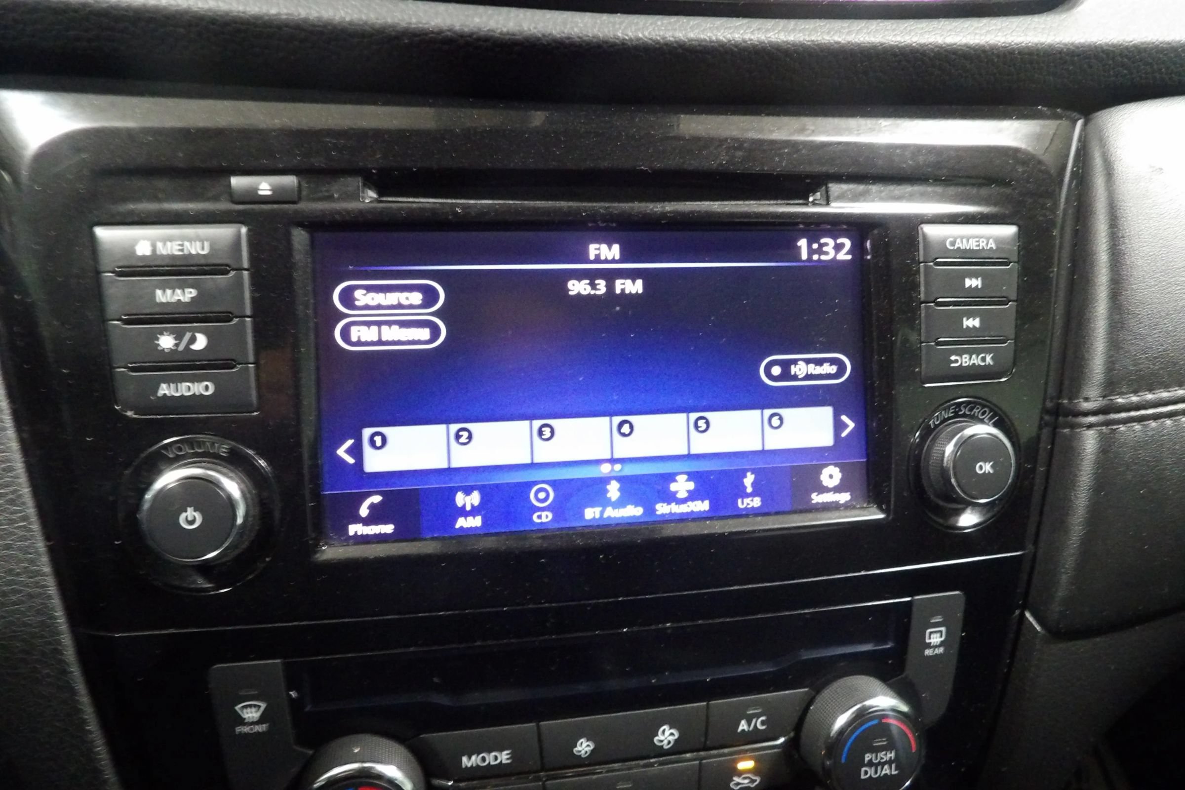 Used 2018 Nissan Rogue SL AWD/4WD image 16