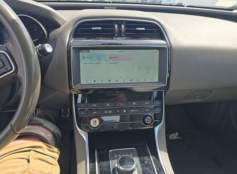 Used 2019 Jaguar XE RWD image 10