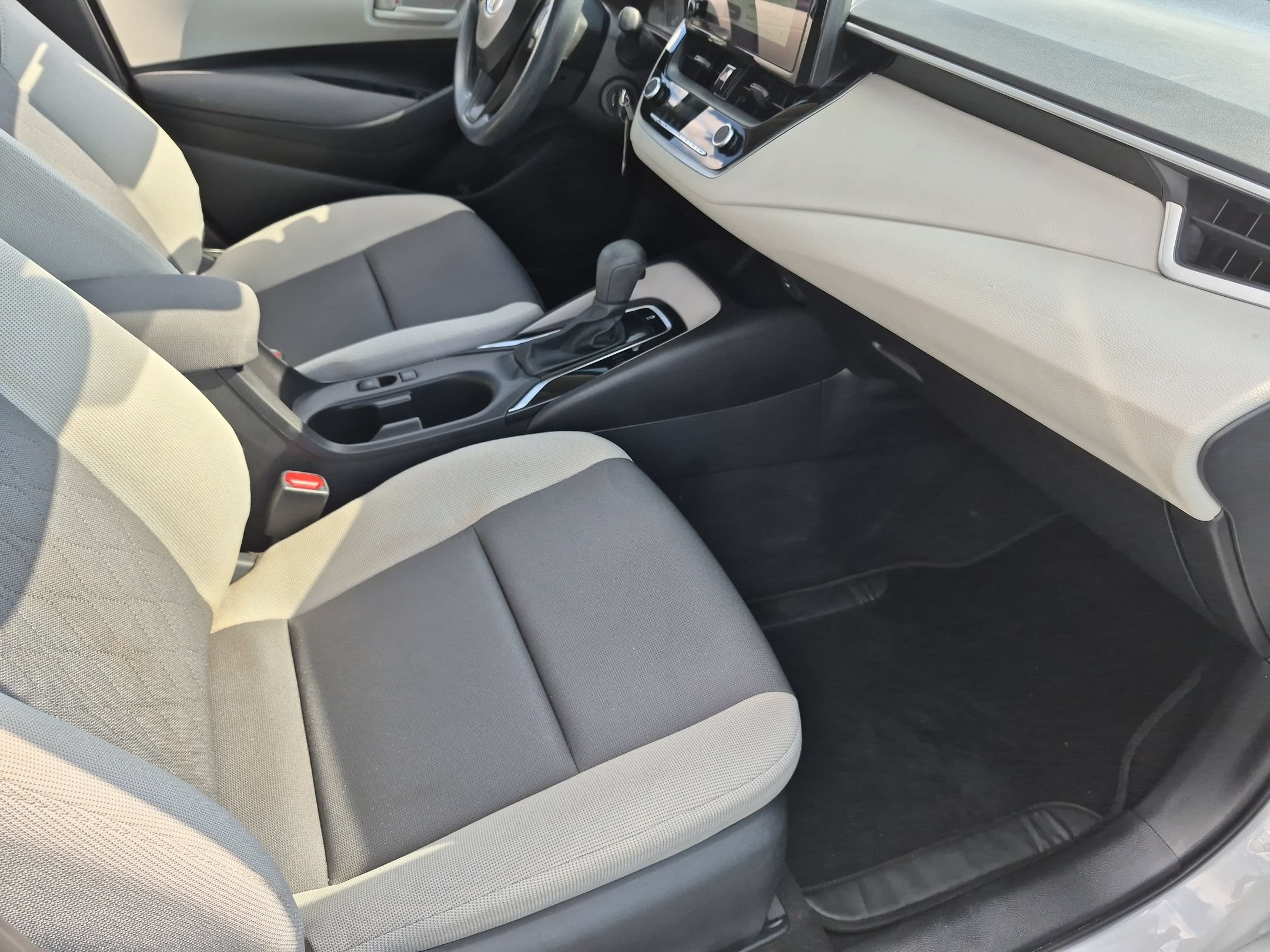 Used 2025 Toyota Corolla LE FWD image 34